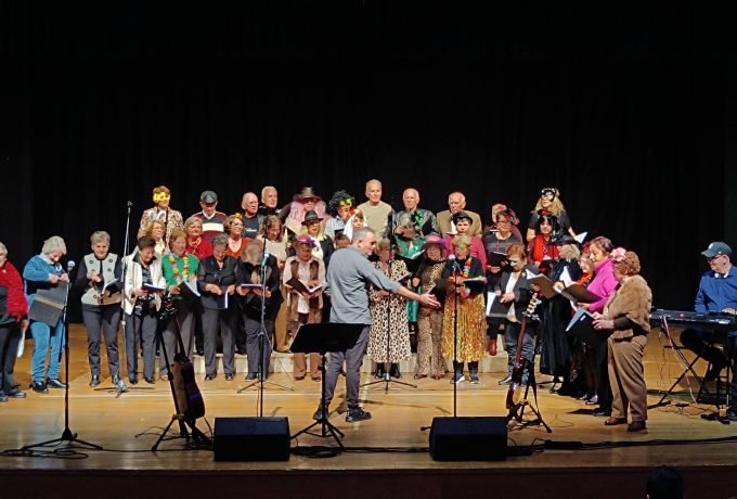 Μουσική βραδιά γεμάτη ζεστασιά με τα ΚΑΠΗ στο Δημοτικό Θέατρο Κορίνθου